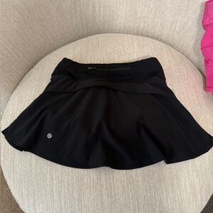 Play off the Pleats Mid-Rise Skirt
Colour black
Size 2